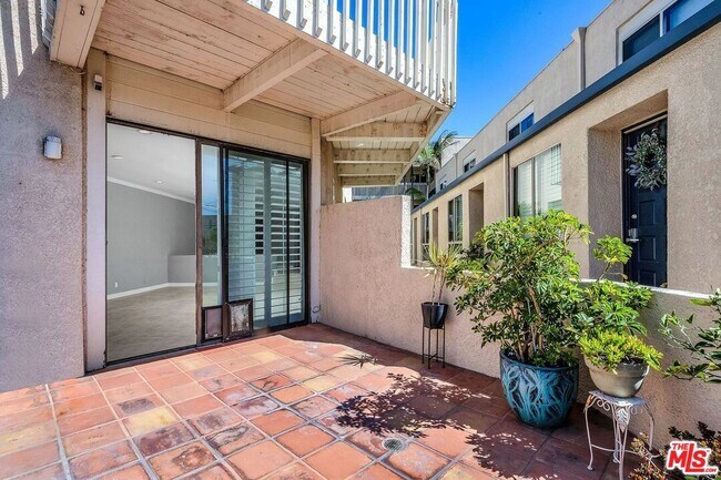 Building Photo - 7301 Vista Del Mar