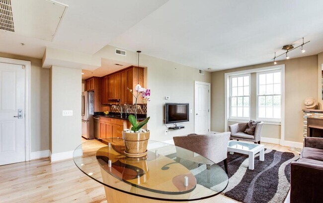 Building Photo - Exceptional 2BR/2BA corner unit with lovely city views. Ready NOW. Priced to rent!