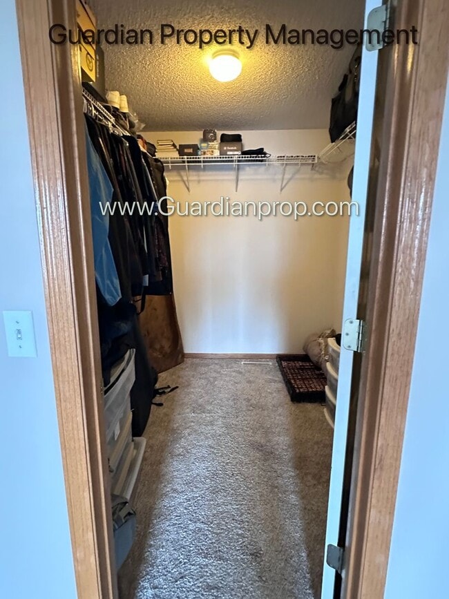 Building Photo - Shakopee Town Home, 2 Car Garage, 1.5 Baths, Patio, Dishwasher, W/D