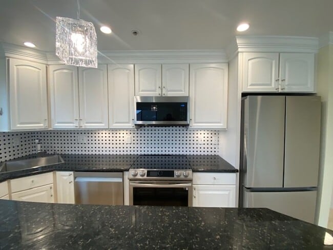 Building Photo - Bright & Stylish Monterey Condo