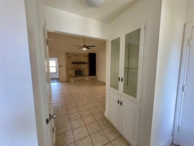 Building Photo - 2110 Meadow Brook Dr