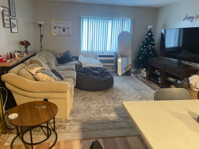 Building Photo - Renovated University Gateway 2 Bed 2 Bath!