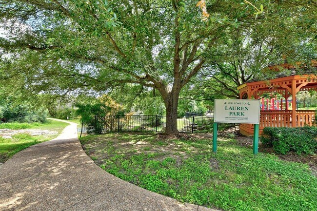 Building Photo - 10409 Yellowstone Dr