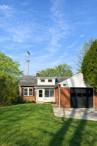 Building Photo - Cozy & Convenient Euclid Home Near Lake Erie
