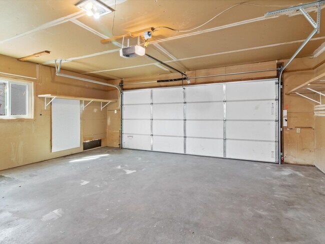 Building Photo - Spacious 4-Bed, 2-Bath Home | Large Backyard| Quick Access to Highway 528 and Other Routes| Pre-L...