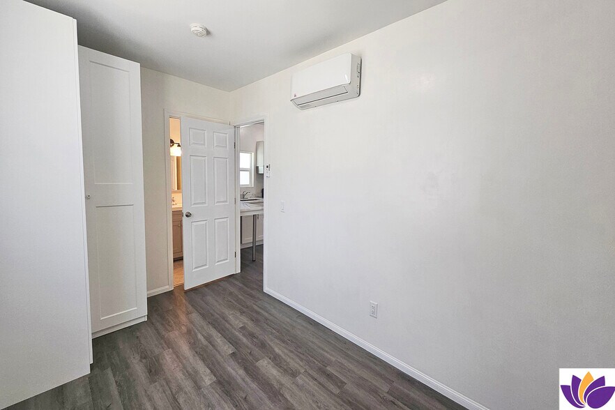 Building Photo - 8454 Zelzah Ave