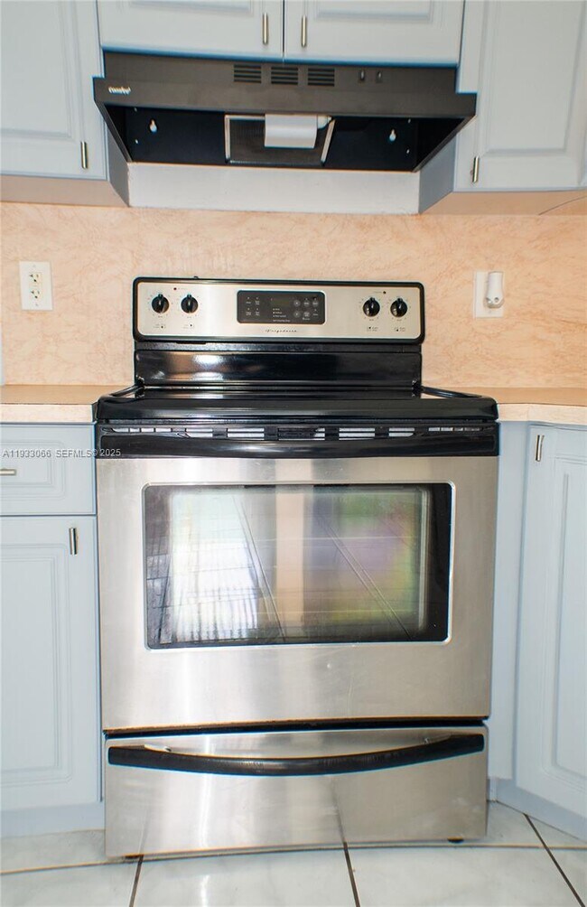 Building Photo - 67 NE 12th Ave