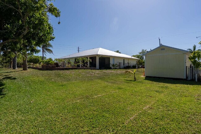 Building Photo - "Spacious 3-Bed Sanctuary with 3.5 Baths in Charming Port Charlotte!"