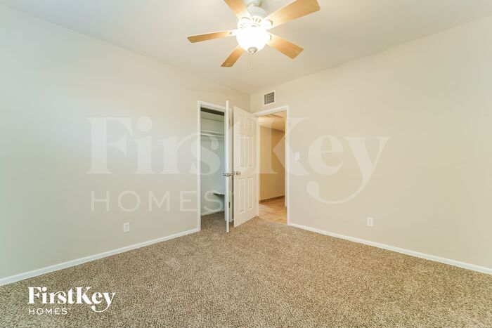 Building Photo - 518 S Lehigh Dr