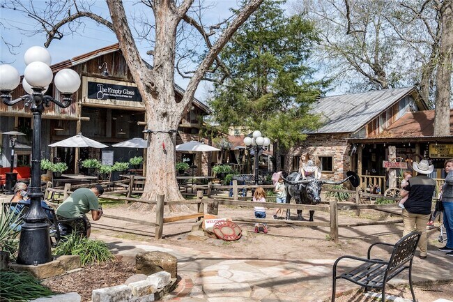 Building Photo - 9835 Willow Creek Commerce Dr