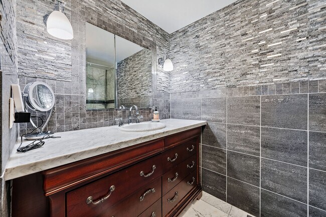 Building Photo - 250 Bradley Pl