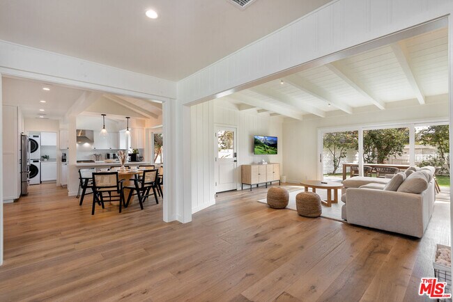 Building Photo - 527 S Bentley Ave