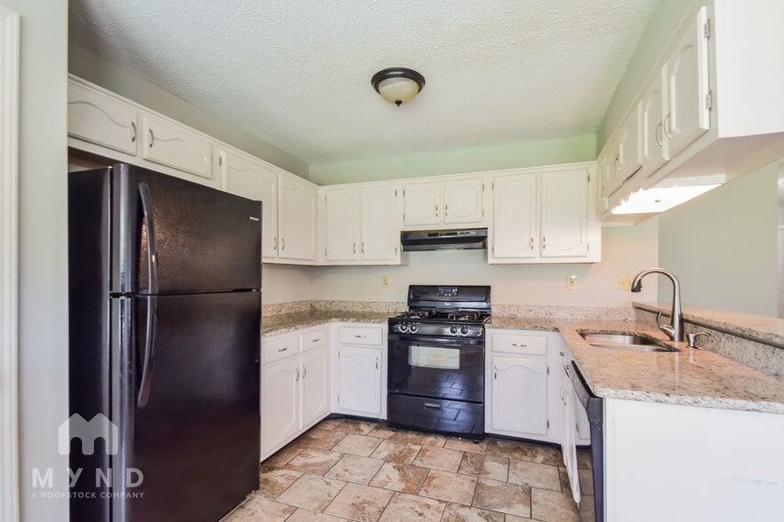 Building Photo - 6354 Amanda Oaks Cir N