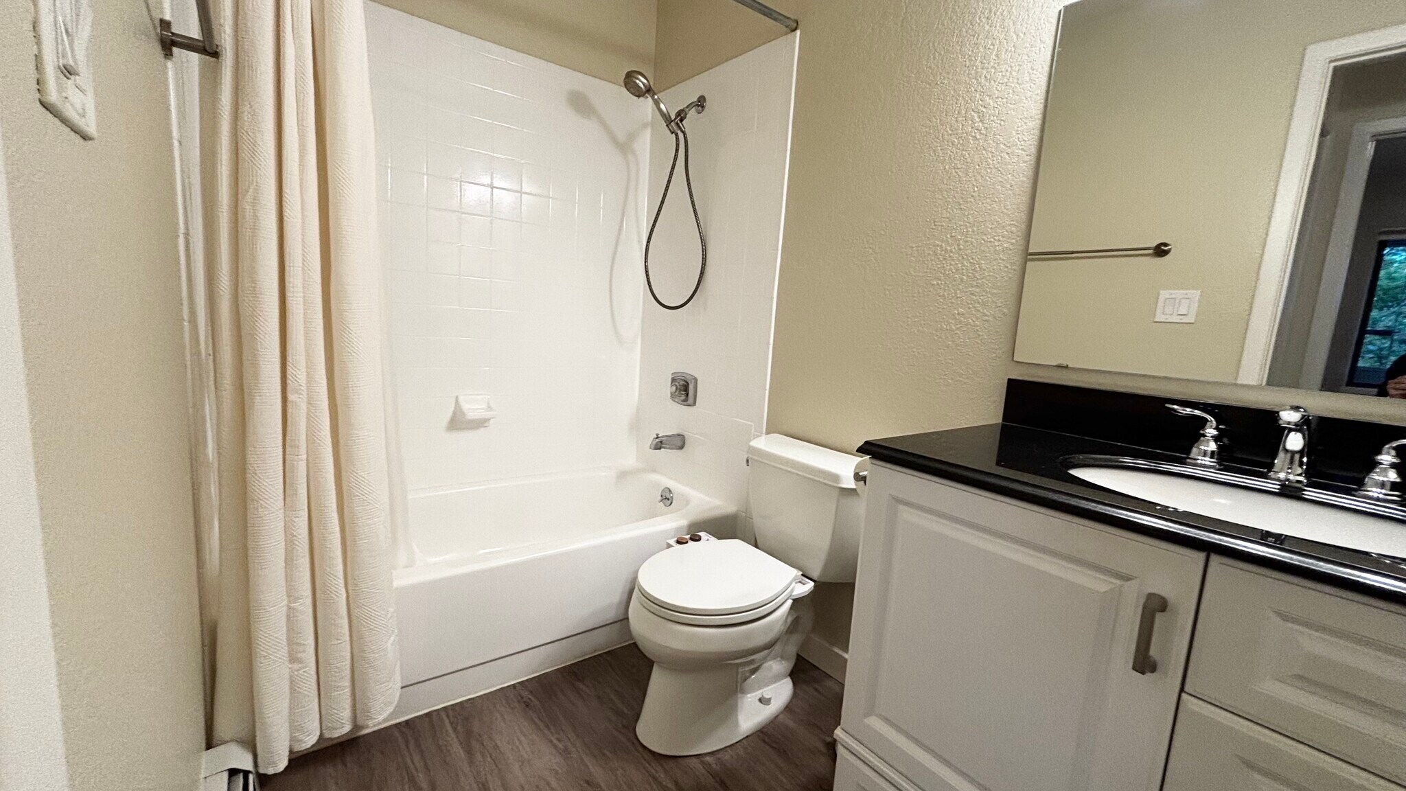 Soft-close toilet seat + optional bidet - 3515 28th St