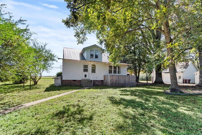 Building Photo - ASK ABOUT FREE RENT! Country Classic with Modern Convenience! Low maintenance!