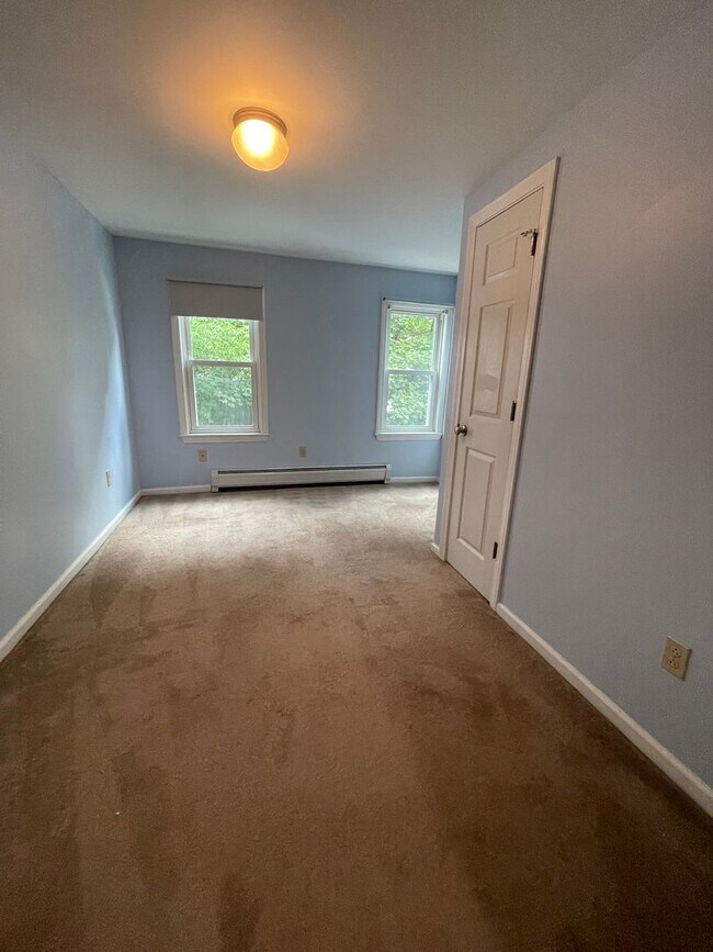 Building Photo - Spacious, two-story 3-bedroom apartment in Adams!