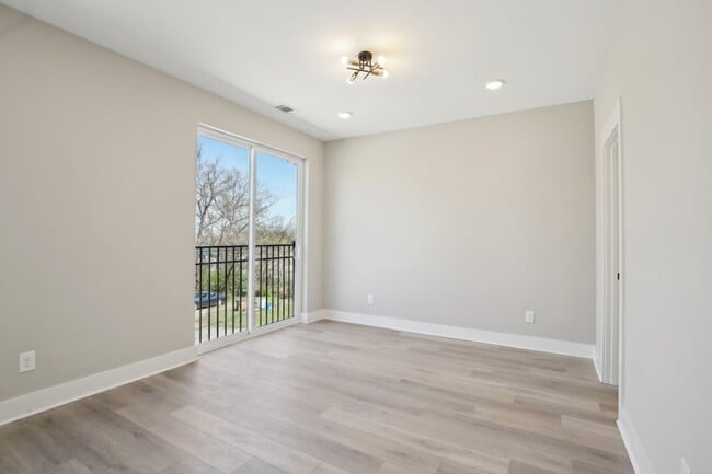 Building Photo - 908 Anderson Ln