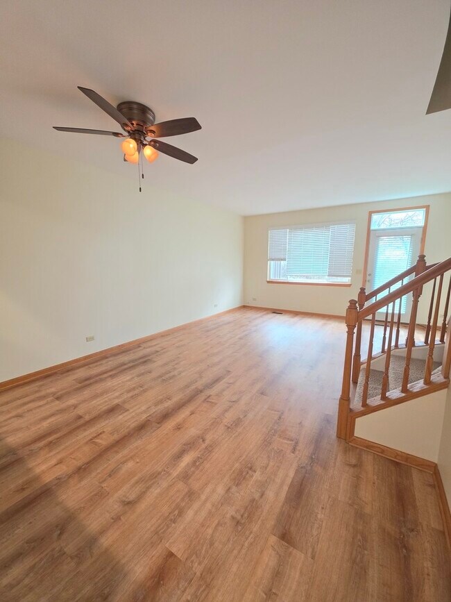 Building Photo - 10 Waverly Ct