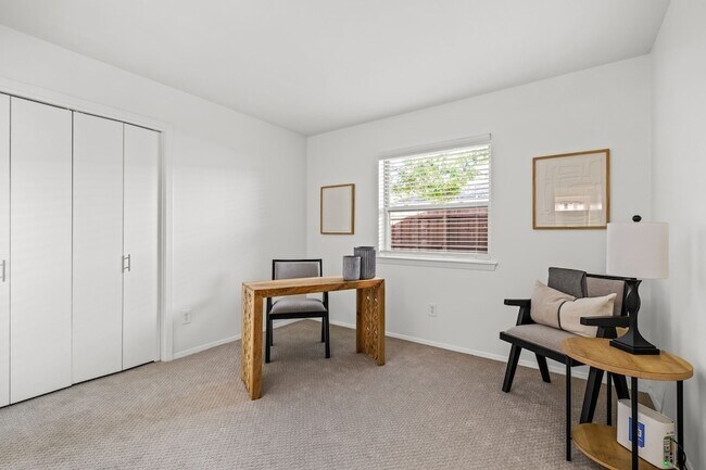 Building Photo - 3875 Buckthorne Dr