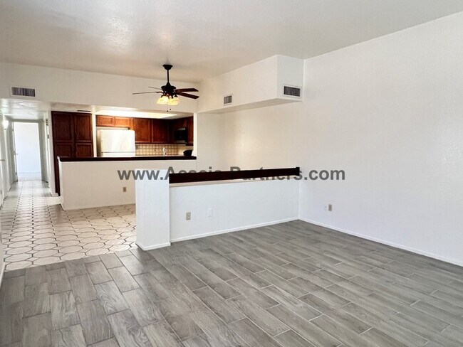 Building Photo - Three Bedroom Townhouse
