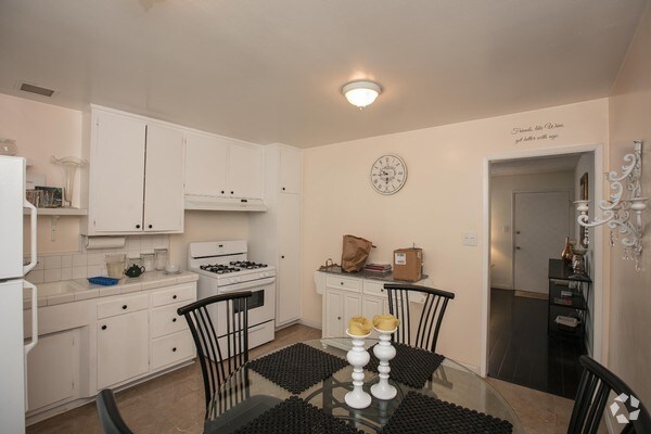 Building Photo - 2328 Virginia Ave