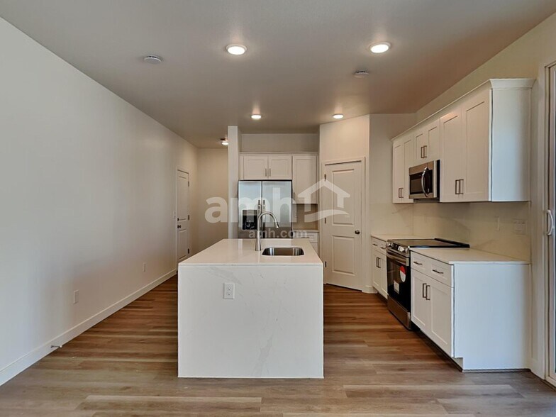 Building Photo - 18450 W El Cortez Pl