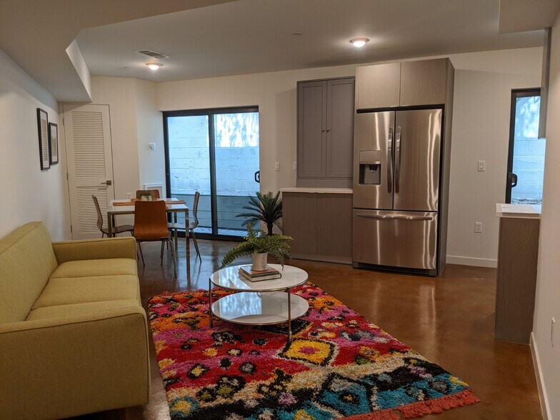 Building Photo - 654 N Virgil Ave