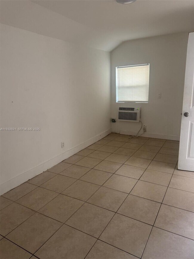 Building Photo - 611 S 24th Ave