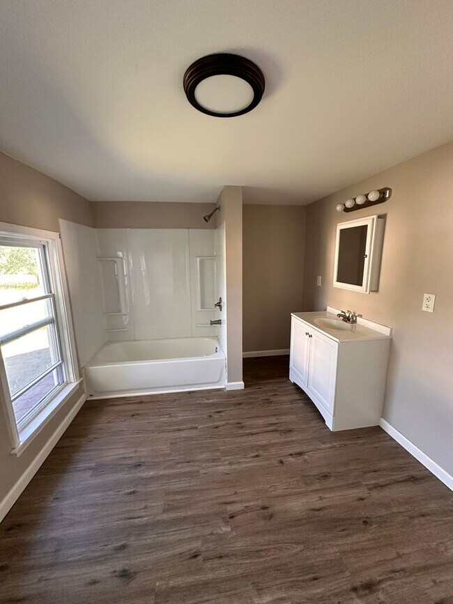 Building Photo - 5 Bedroom/1 bath Single family house