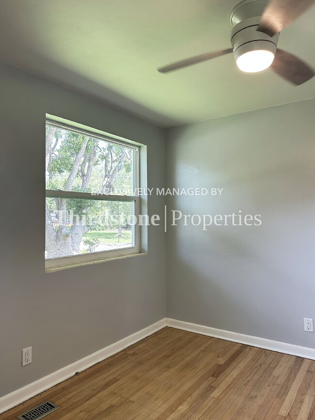 Building Photo - 1120 Skye Dr E