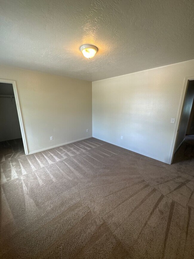 Building Photo - Walking distance to Settlers Park