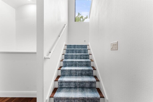 Building Photo - 2633 Collingwood Dr