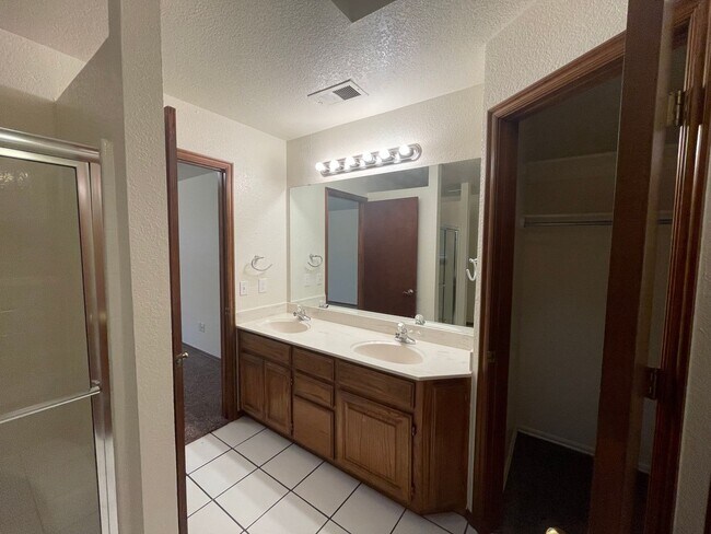 Building Photo - 621 Gyrfalcon Dr