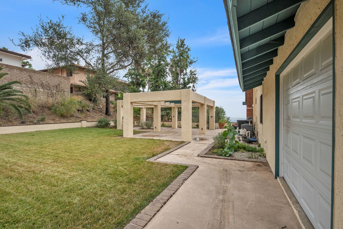 Building Photo - 3825 Skycrest Dr