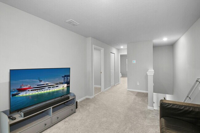 Building Photo - 5766 SE Edgewater Cir