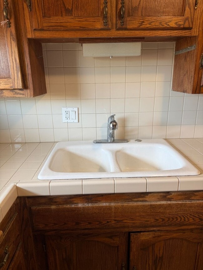 Building Photo - Charming 3 Bed / 1 Bath single story duplex located in a desirable neighborhood