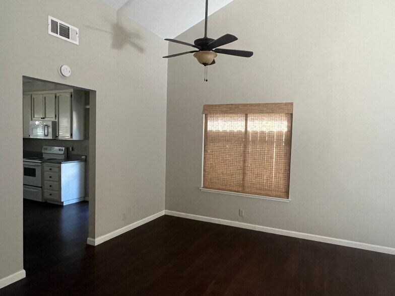 Building Photo - 2520 Beatrice Ln