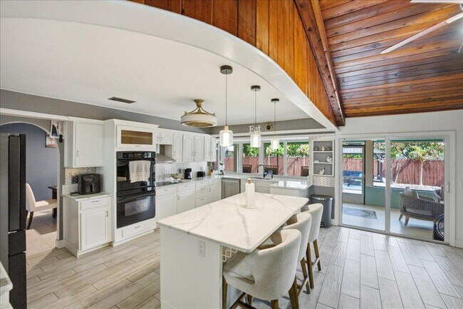 Building Photo - 1326 SW Bartell Ave