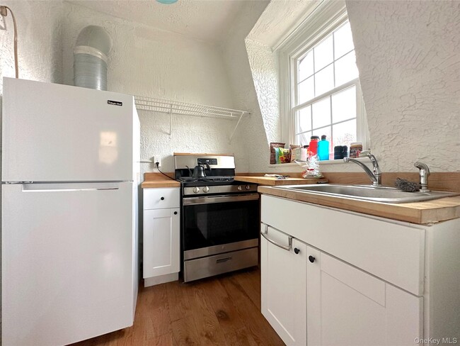 Building Photo - 56 Dubois St