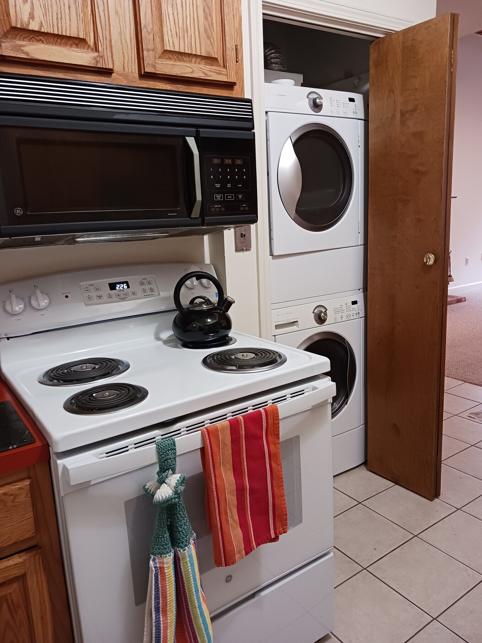 Kitchen, washer & dryer - 124 College St