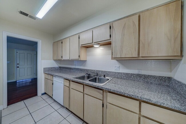 Building Photo - 2133 W Morten Ave