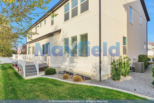 Building Photo - Pet Friendly MODERN TWIN HOME - 4 BD 3 BA ...