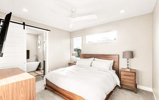 Building Photo - Beautiful 4 bedroom 3 bathroom property in Jefferson Park Denver