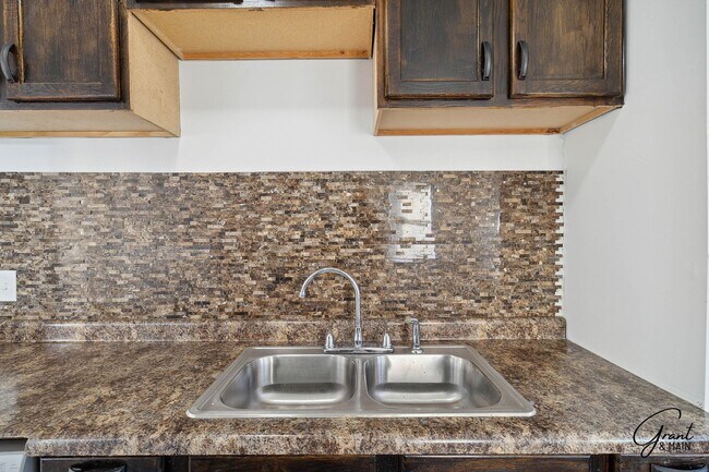 Building Photo - 4 Bedroom 2 Bath $1700