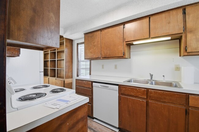 Building Photo - Newly Remodeled Duplex in Grove | Immediate Move In