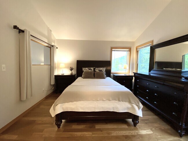 Building Photo - 28 Valley View Ln