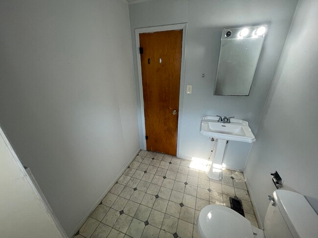 Building Photo - 100 Lane