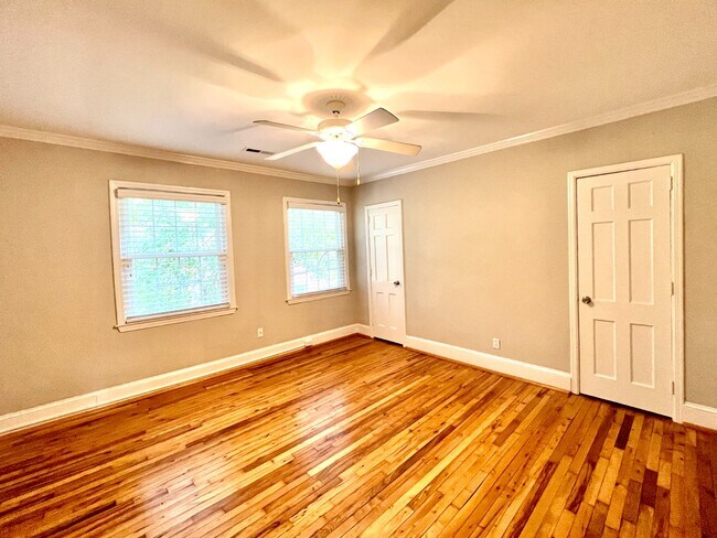 Building Photo - Freshly Painted Elizabeth Townhome