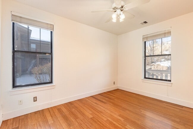 Building Photo - Bright first-floor Pinebrook Pointe condo