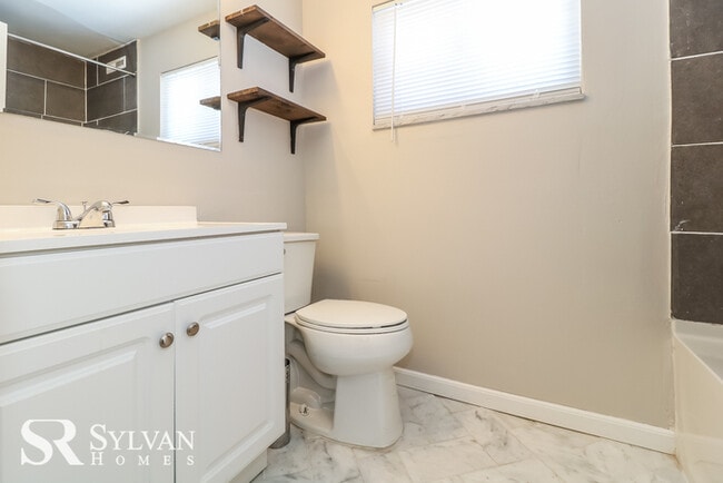 Building Photo - Gorgeous 5 BR in Pittsburgh!